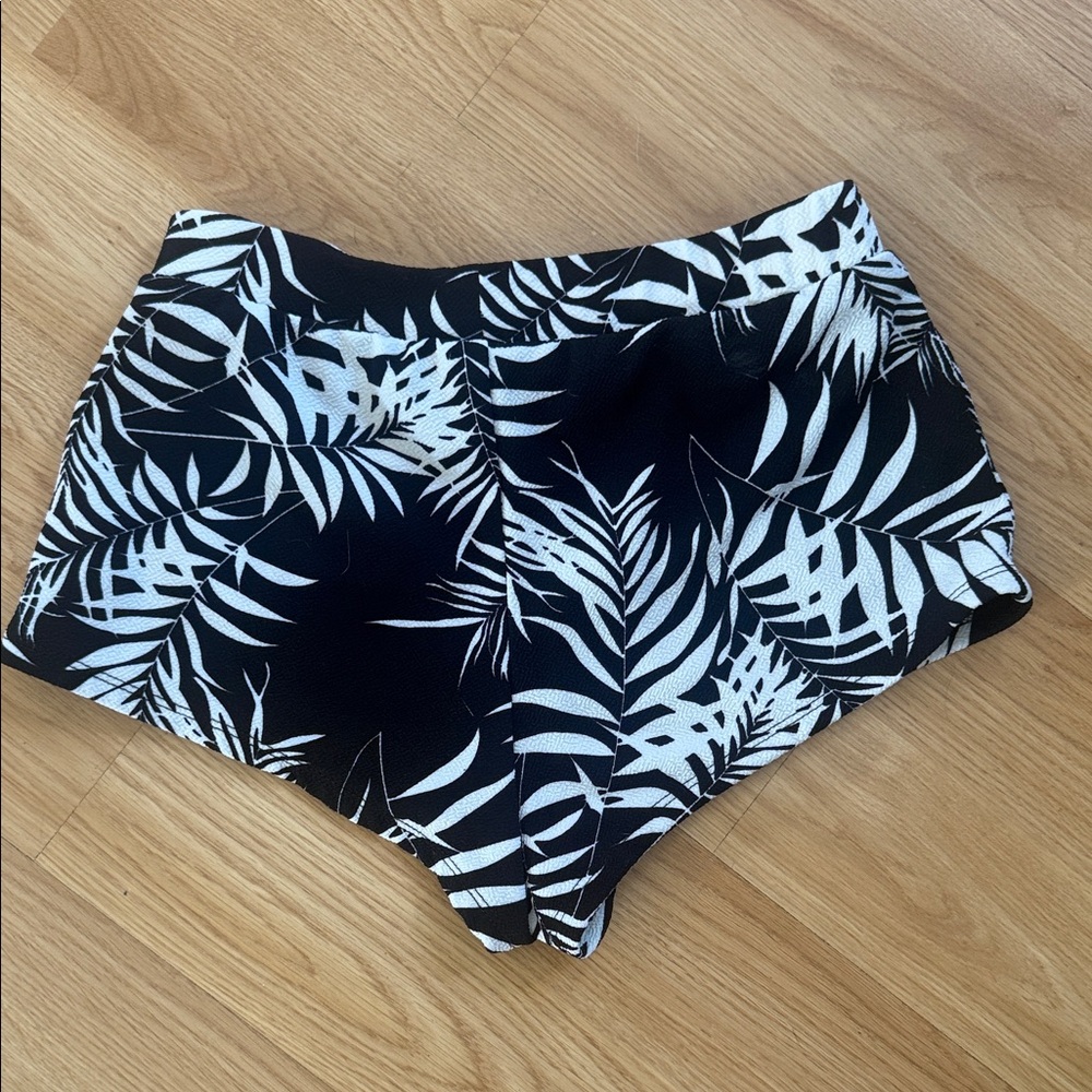 Lucy Love Shorts and White Leaf Print Women's Size Medium - Picture 4 of 4